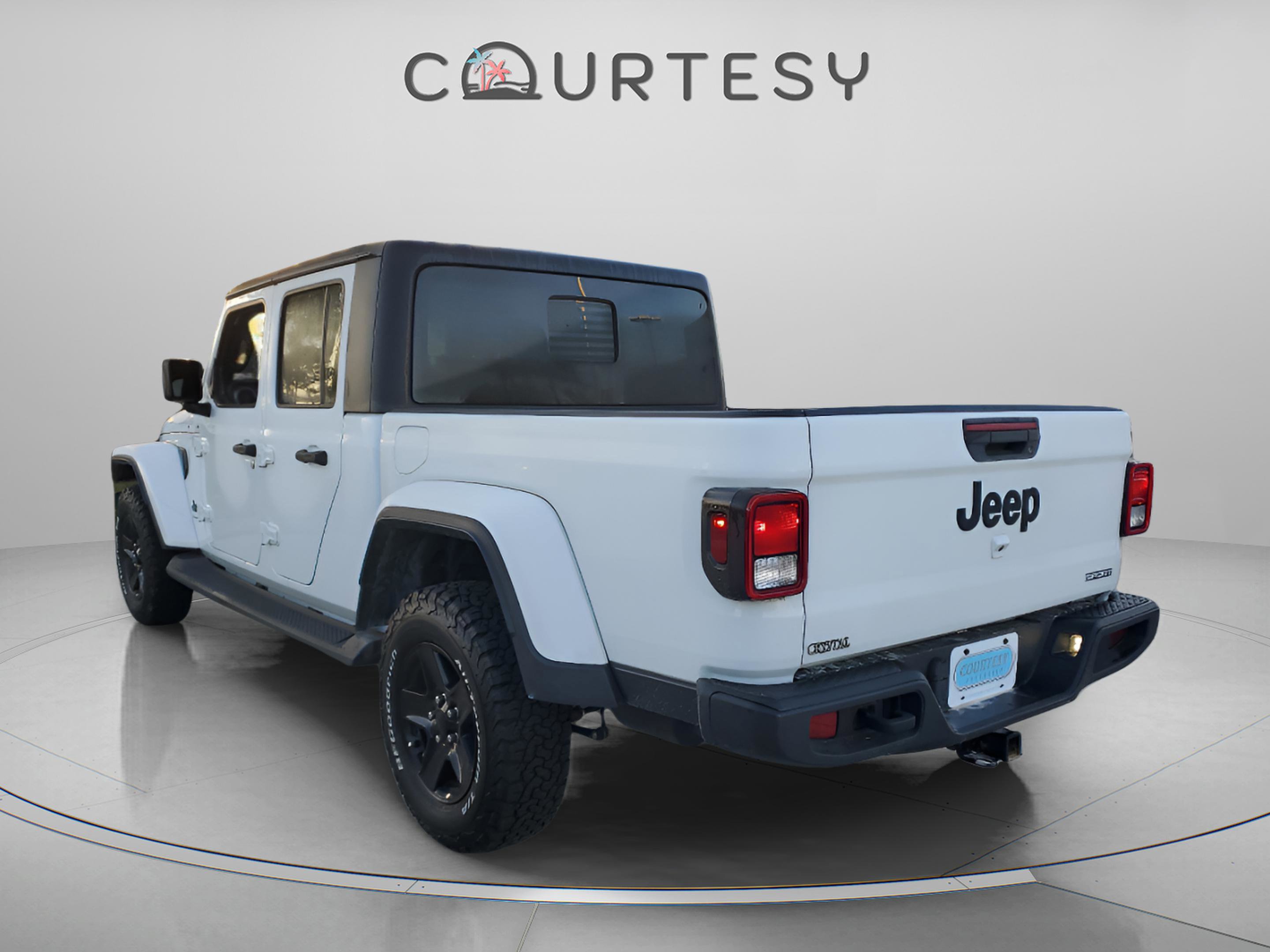 Used 2021 Jeep Gladiator Sport image 2