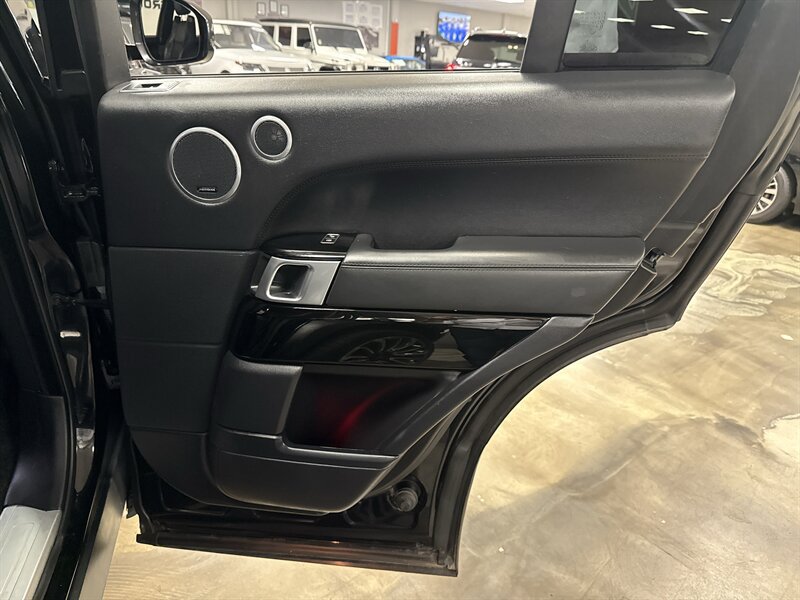 Used 2015 Land Rover Range Rover HSE AWD/4WD image 25