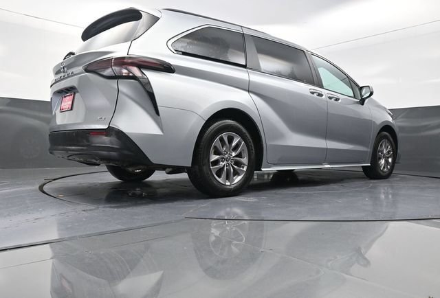 Used 2025 Toyota Sienna XLE FWD image 36