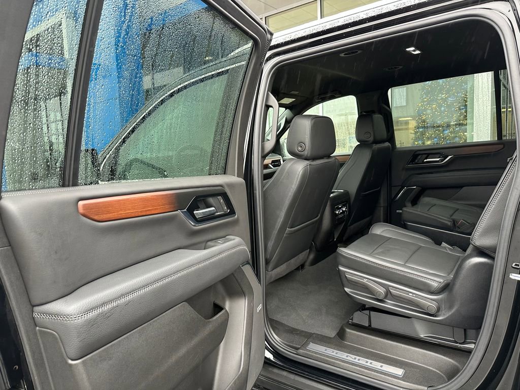 Used 2025 GMC Yukon XL Denali image 16
