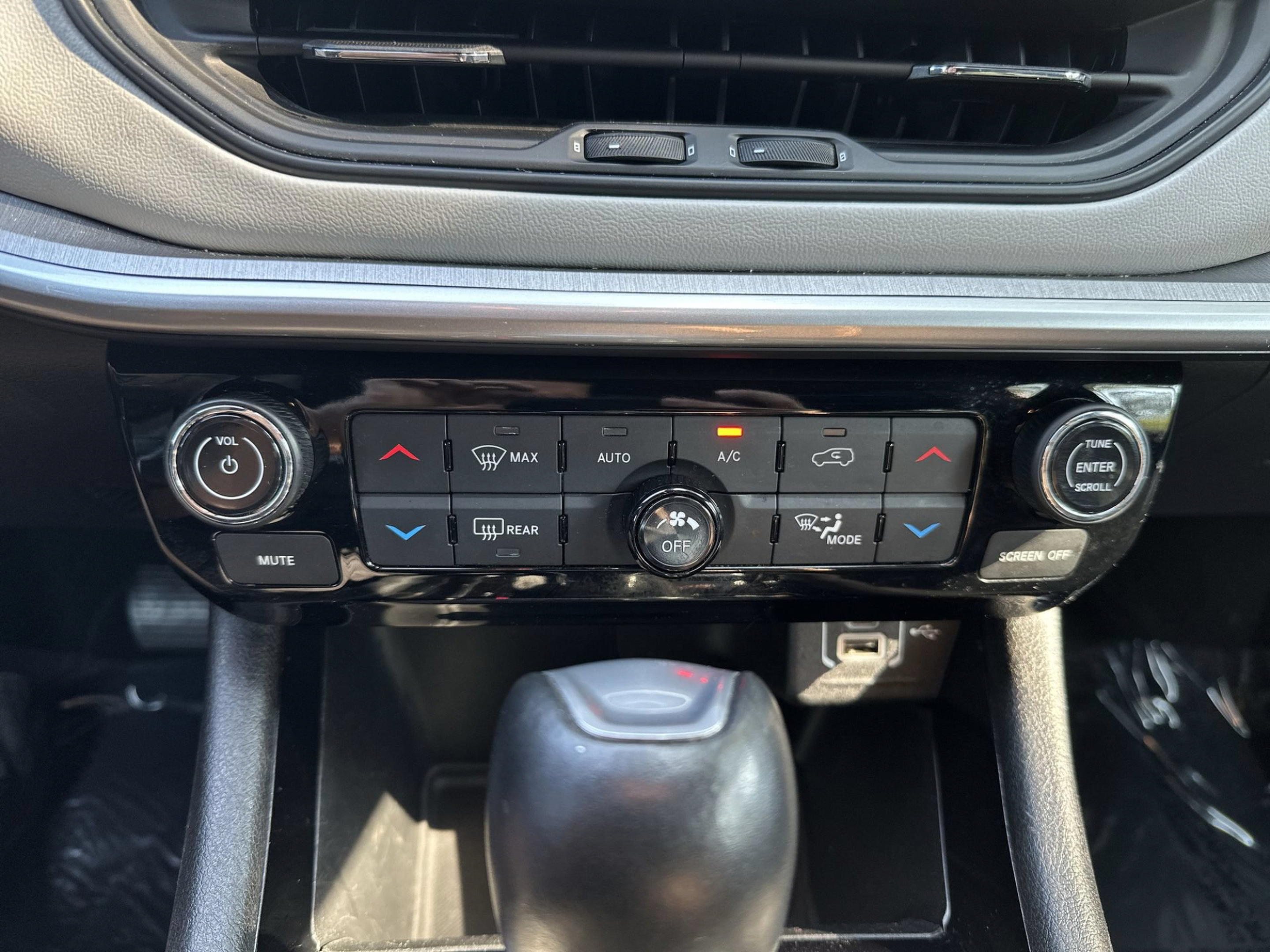 Used 2025 Jeep Compass Limited AWD/4WD image 16
