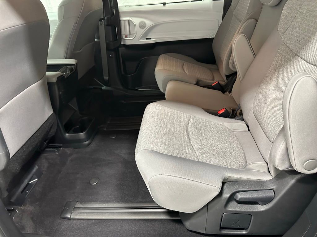 Used 2025 Toyota Sienna LE image 46