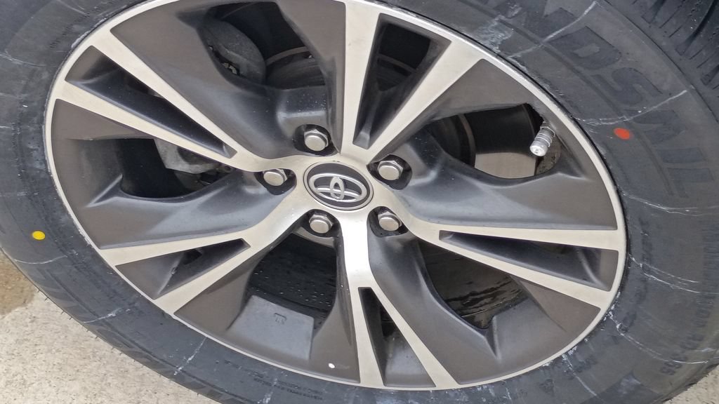 Used 2019 Toyota Highlander LE FWD image 15