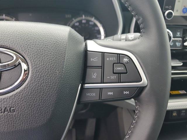 Used 2025 Toyota Highlander XLE FWD image 30