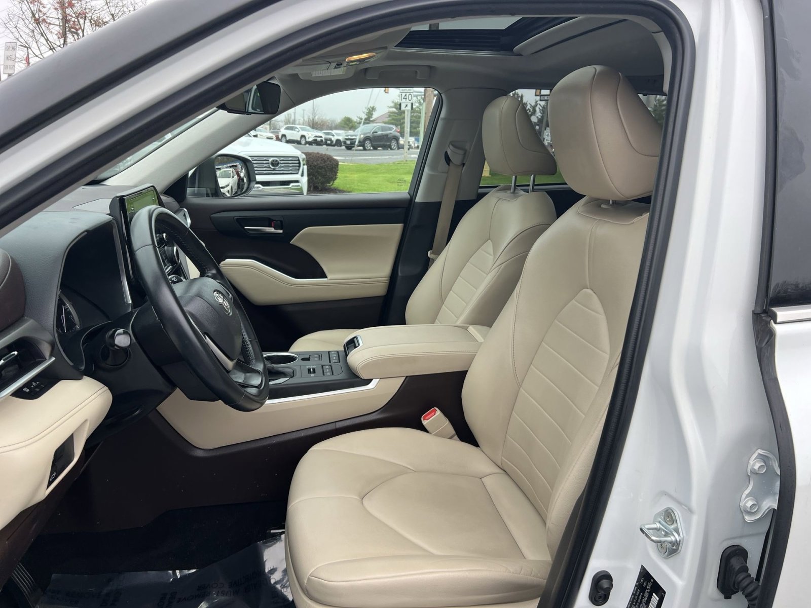 Used 2022 Toyota Highlander XLE image 13