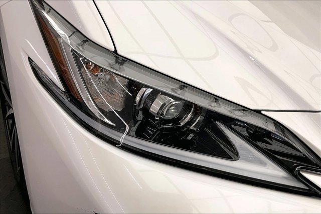 Used 2025 Lexus ES 300h w/ Premium Package image 29
