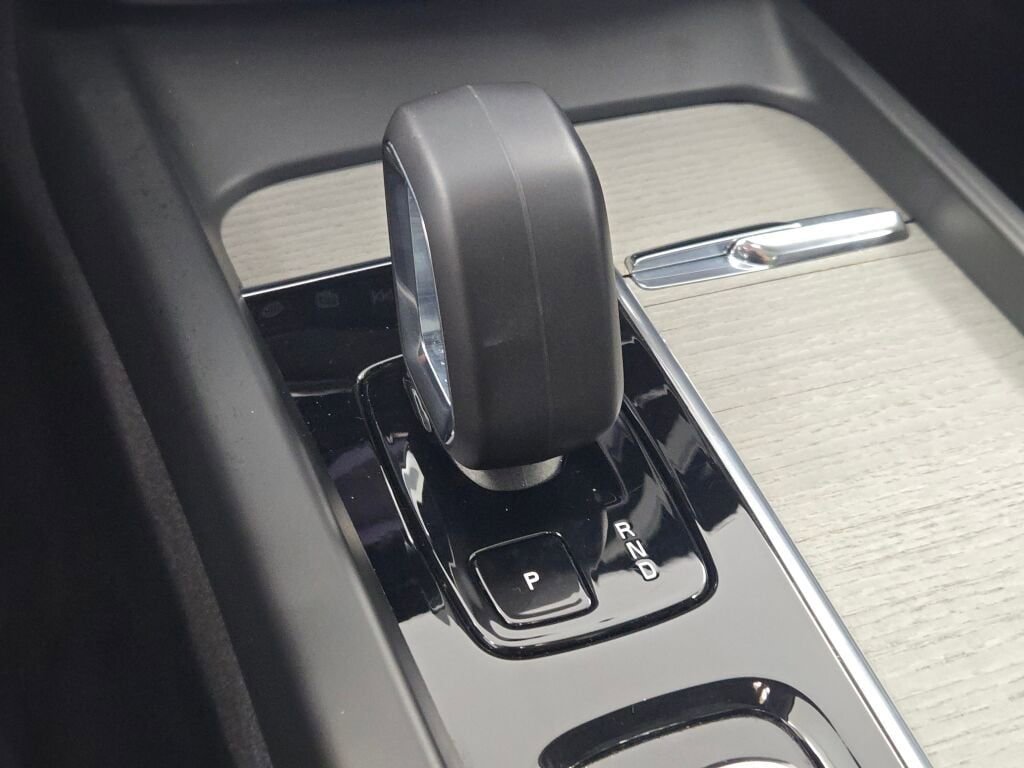 Used 2025 Volvo XC60 B5 Plus image 32