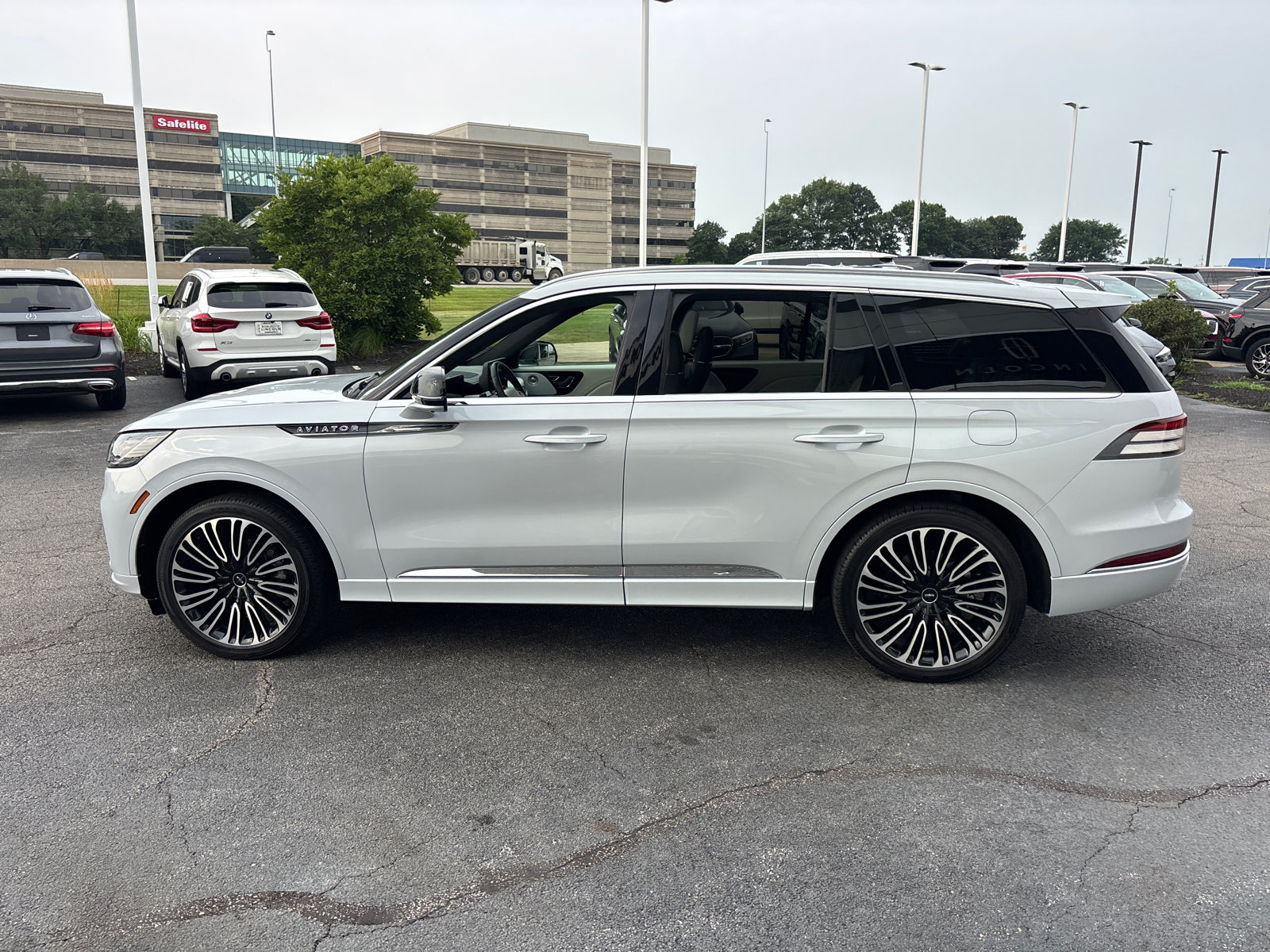 Certified 2025 Lincoln Aviator Black Label AWD/4WD image 4