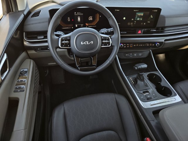 Used 2026 Kia Carnival FWD image 16