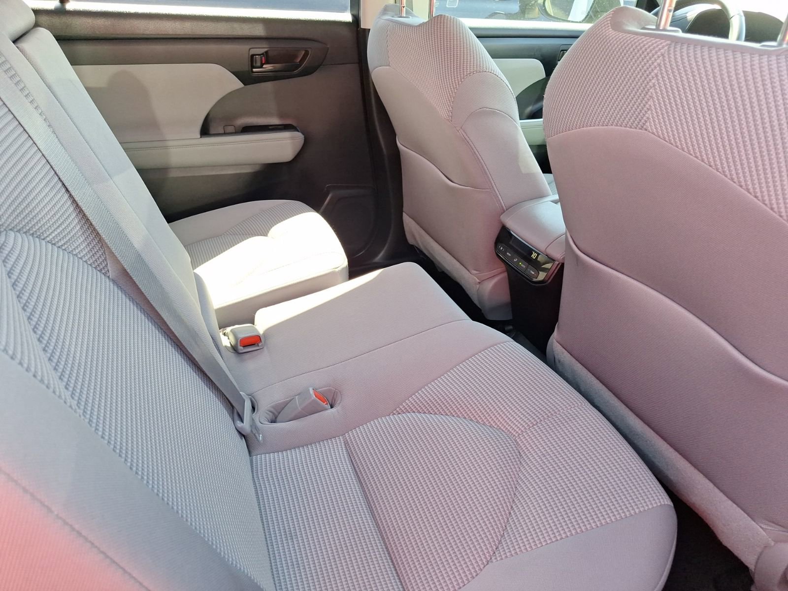 Used 2023 Toyota Highlander LE FWD image 30