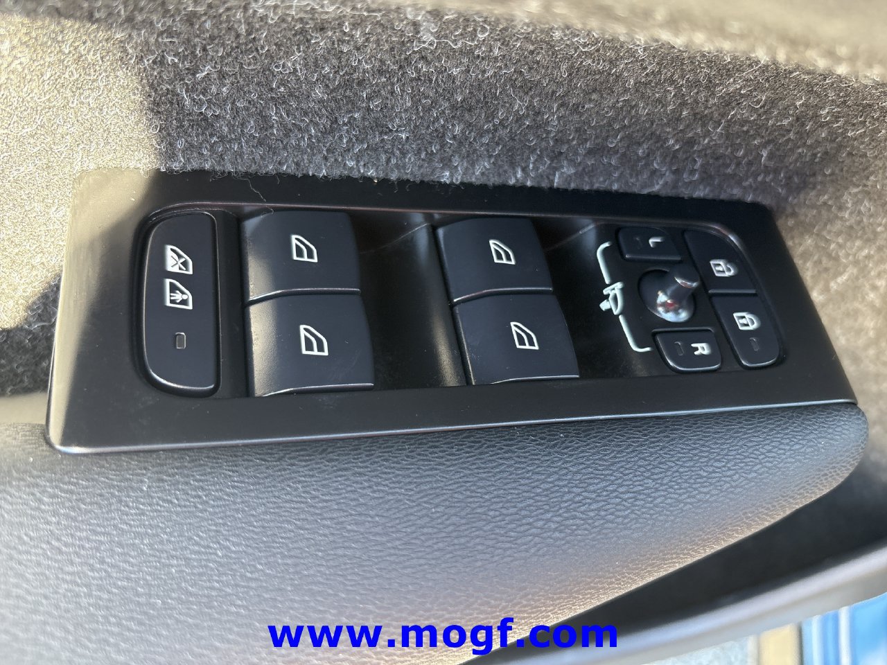 Used 2021 Volvo XC40 T4 R-Design w/ Advanced Package FWD image 11