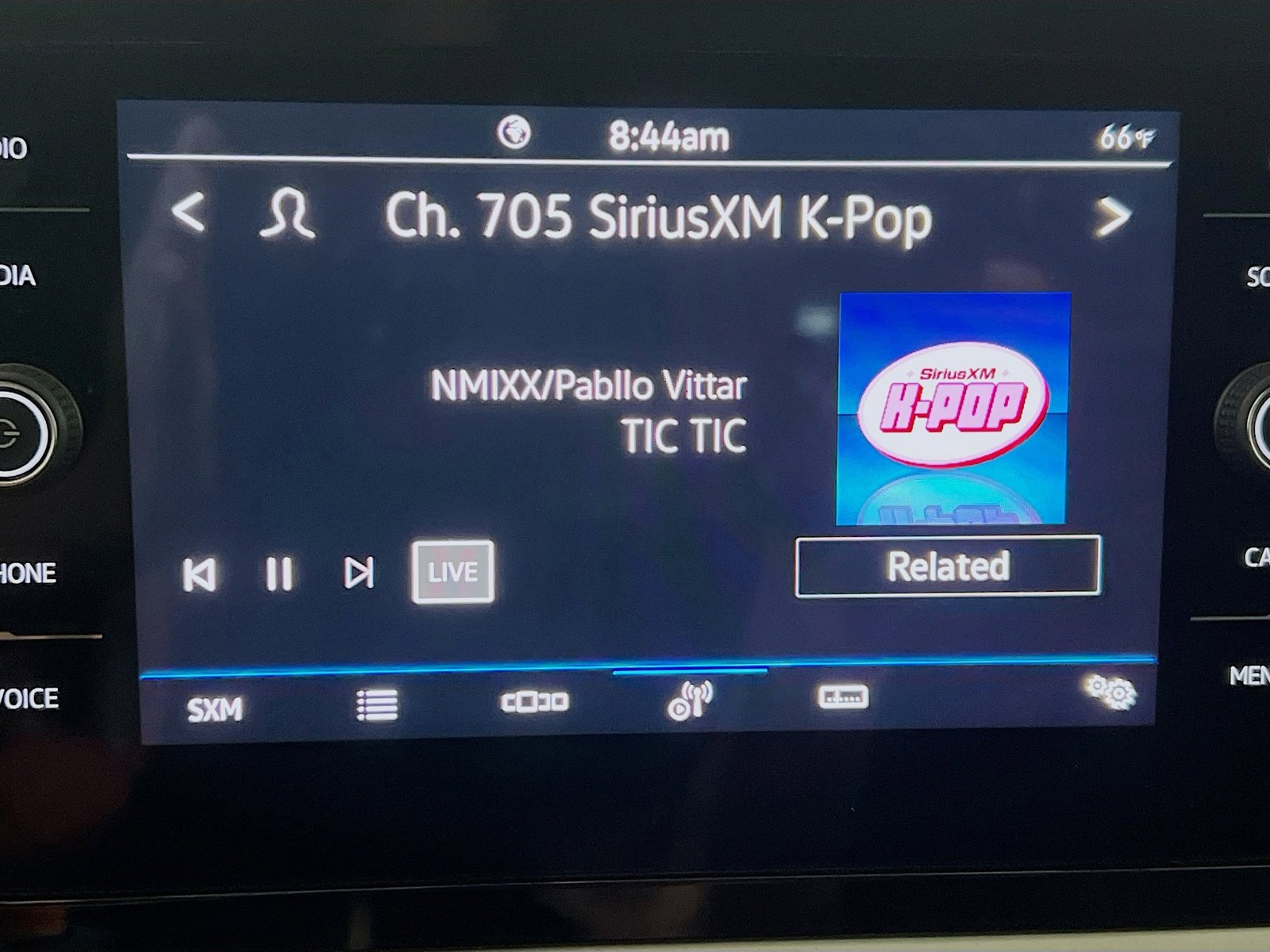 Used 2025 Volkswagen Taos SE w/ Panoramic Sunroof Package FWD image 10