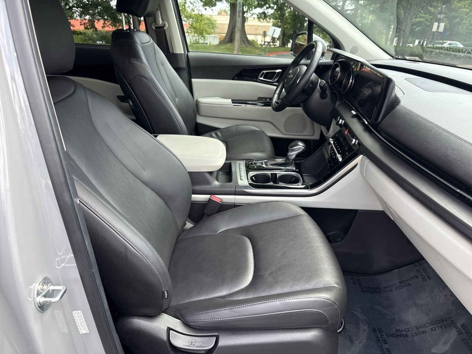 Used 2022 Kia Carnival EX FWD image 25