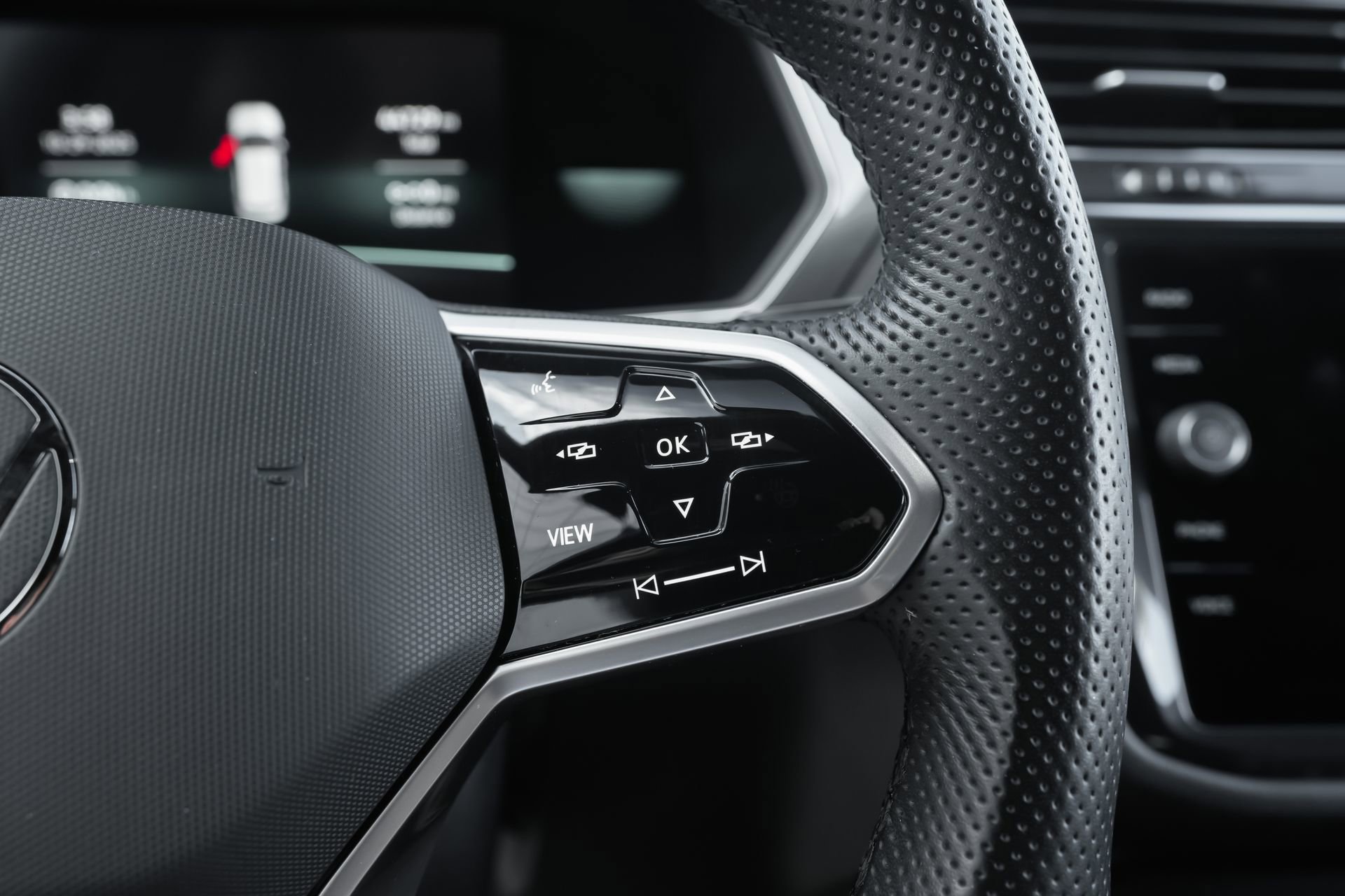 Used 2022 Volkswagen Tiguan SE R-Line image 18