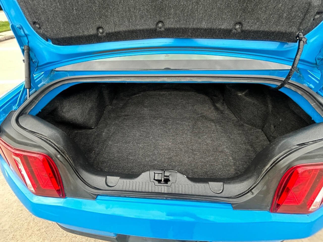 Used 2010 Ford Mustang GT RWD image 11