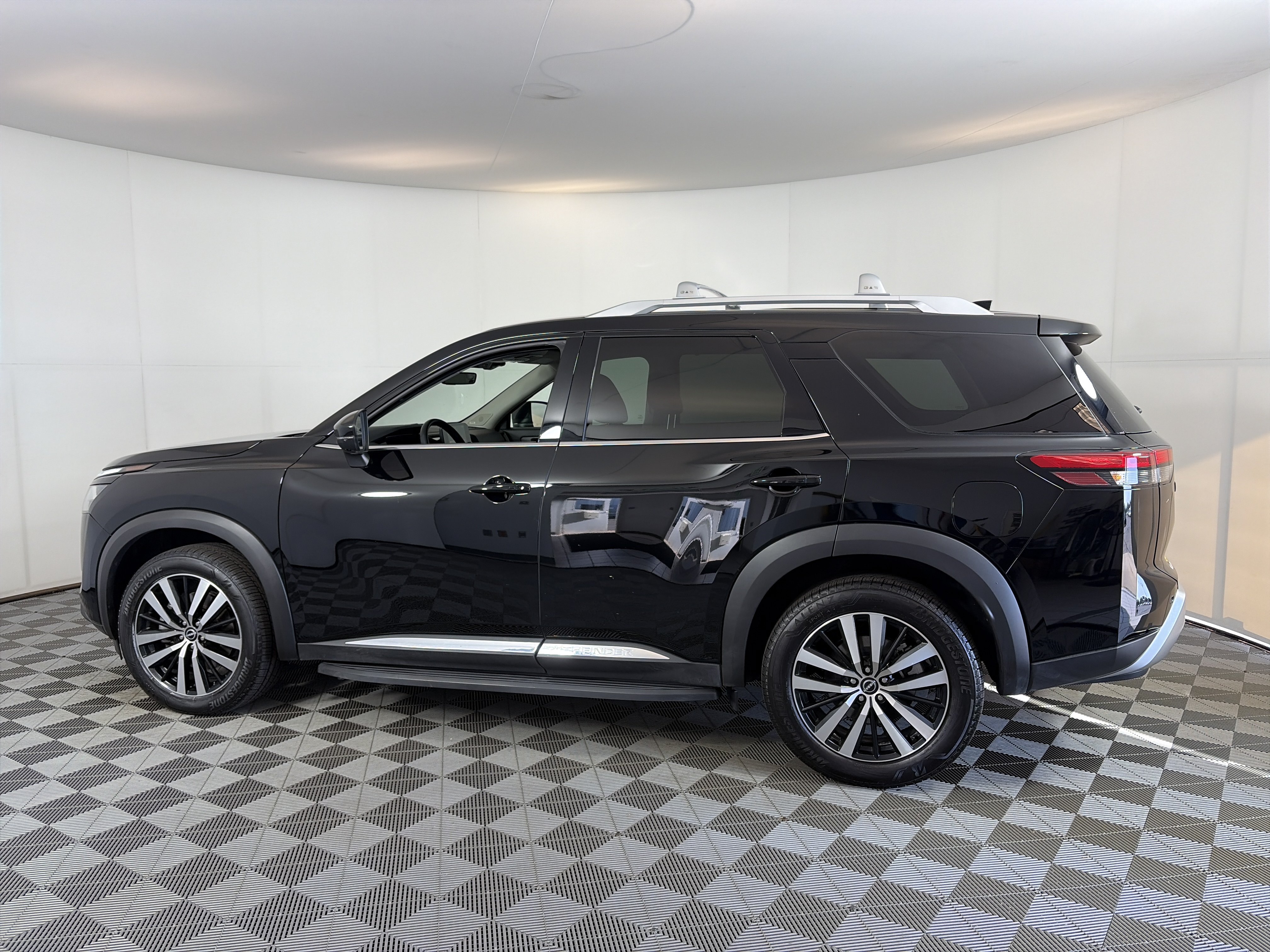 Certified 2025 Nissan Pathfinder Platinum w/ Lighting Package (N93) AWD/4WD image 6
