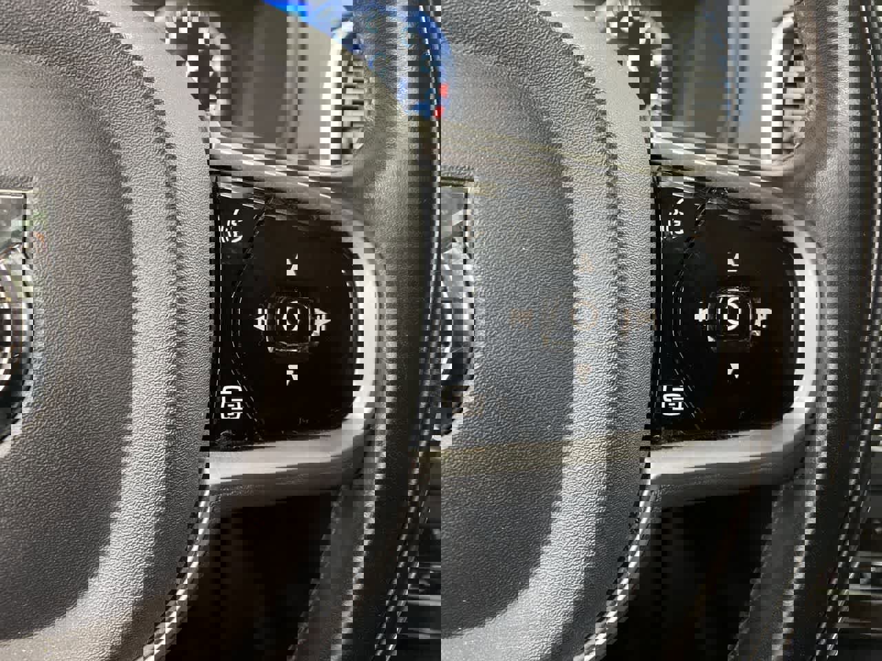 Used 2018 Volvo XC90 T6 Momentum w/ Convenience Package image 23