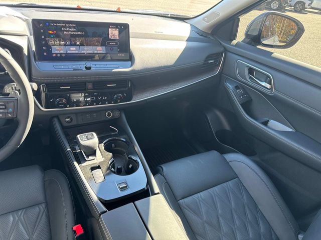 Used 2025 Nissan Rogue Platinum w/ Tech Package image 18