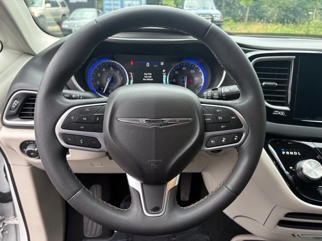 Used 2024 Chrysler Pacifica Touring-L FWD image 16