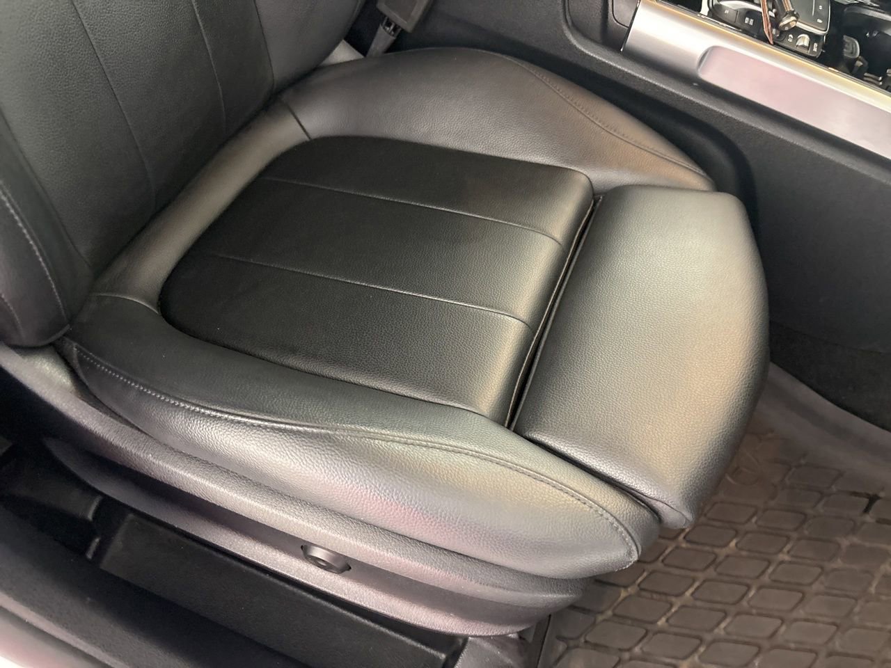 Used 2022 Mercedes-Benz GLB 250 4MATIC image 31