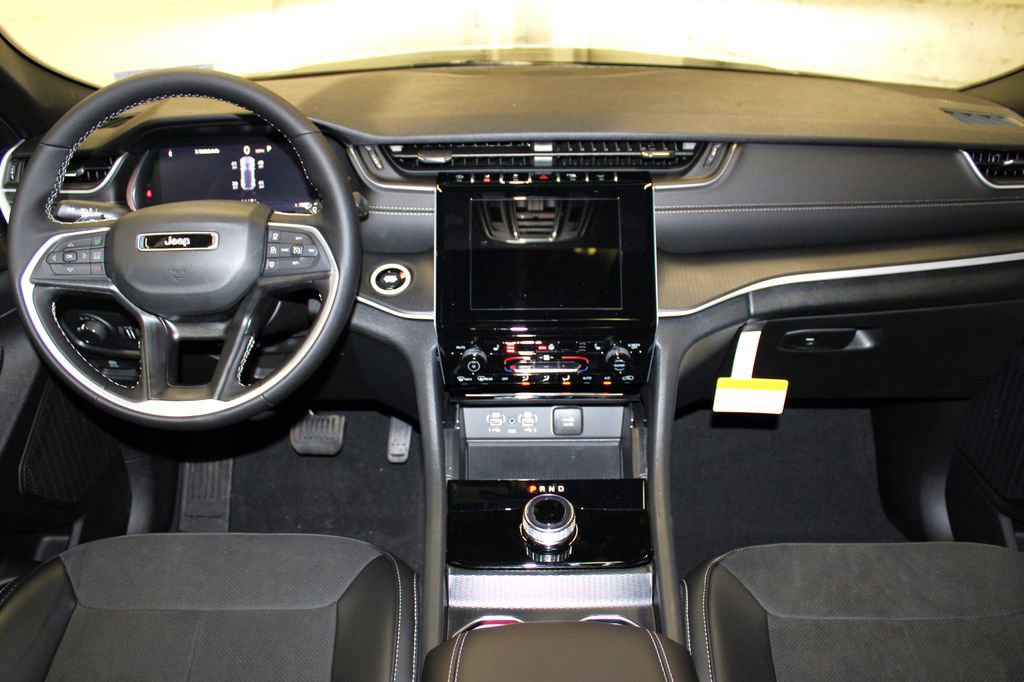 New 2025 Jeep Grand Cherokee Laredo image 9