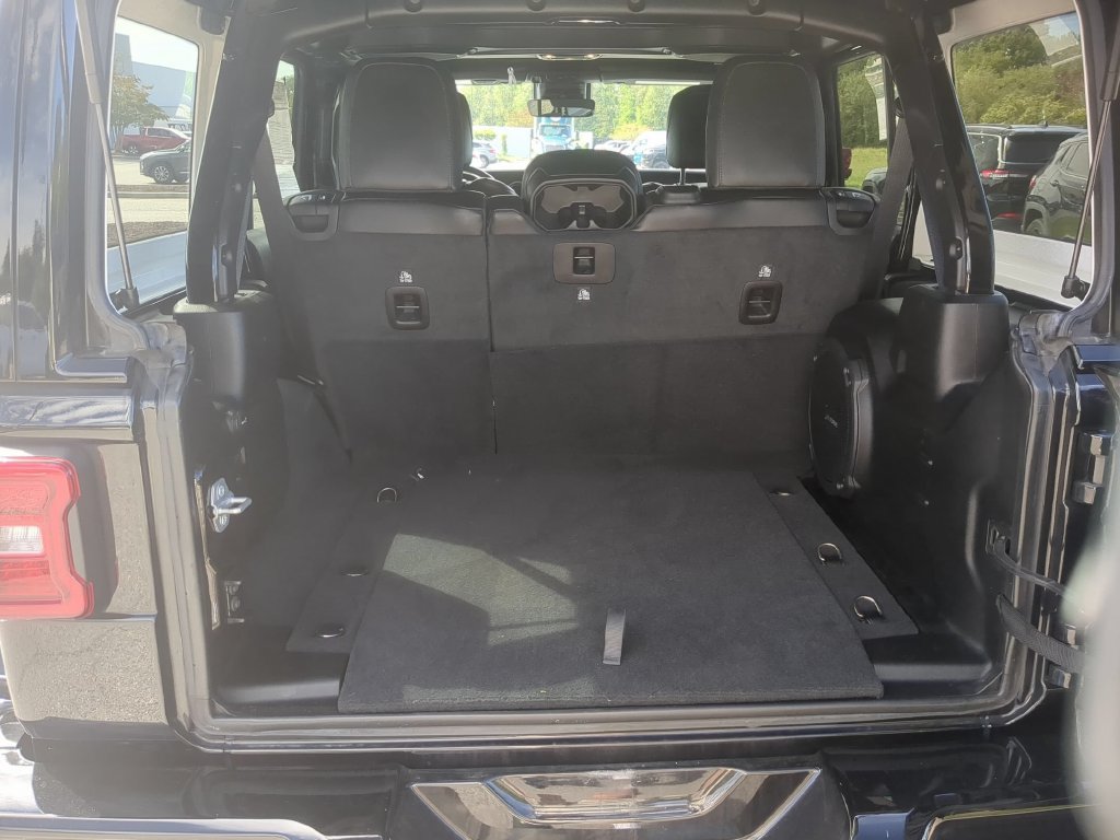 Used 2022 Jeep Wrangler Unlimited Sahara AWD/4WD image 25