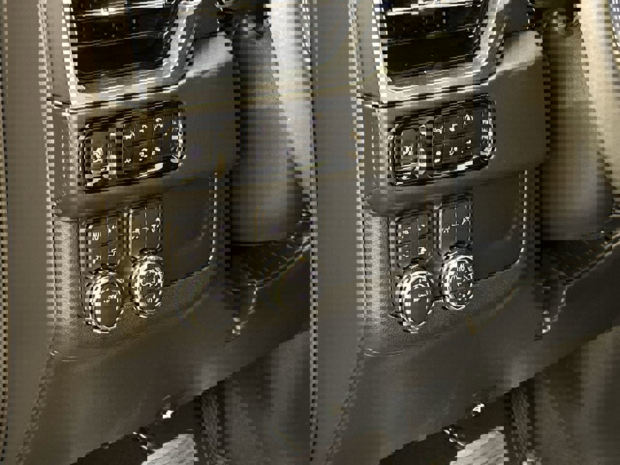 Used 2025 GMC Yukon Elevation image 12