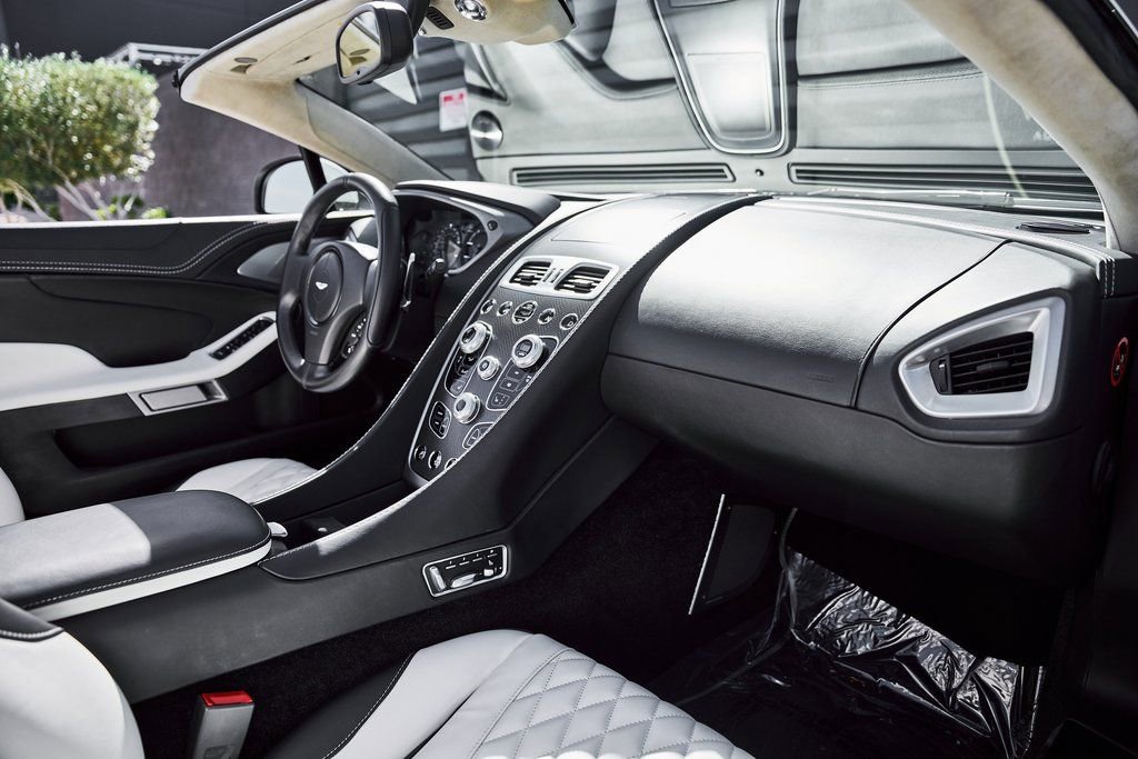 Used 2017 Aston Martin Vanquish S image 46