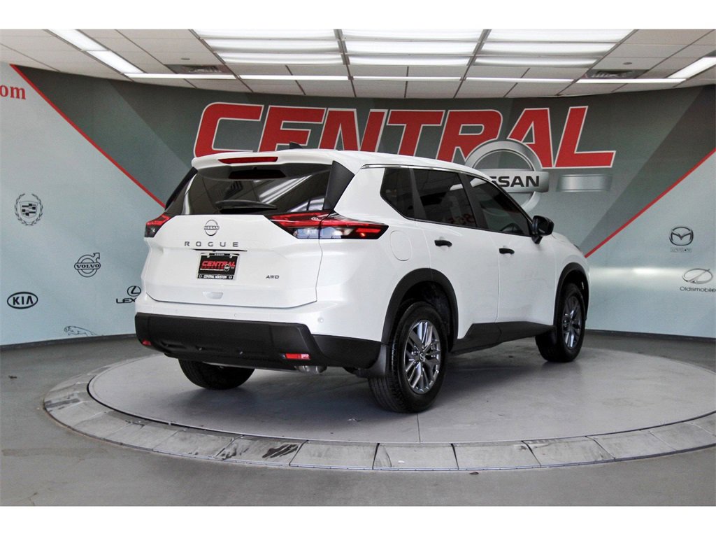 Used 2024 Nissan Rogue S image 5