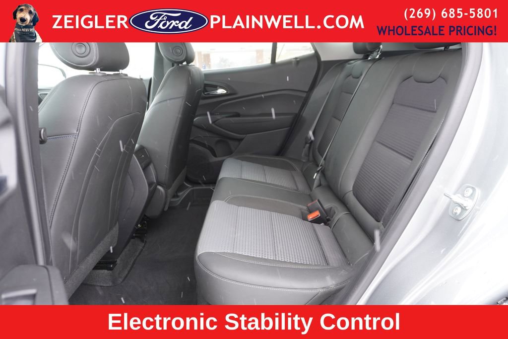 Used 2025 Chevrolet Trax LT w/ LT Convenience Package image 11