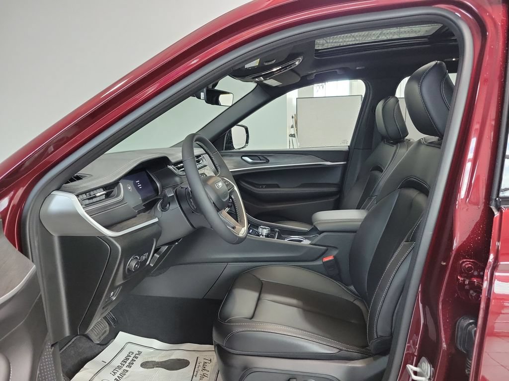 New 2025 Jeep Grand Cherokee L Limited w/ Black Appearance Package AWD/4WD image 15