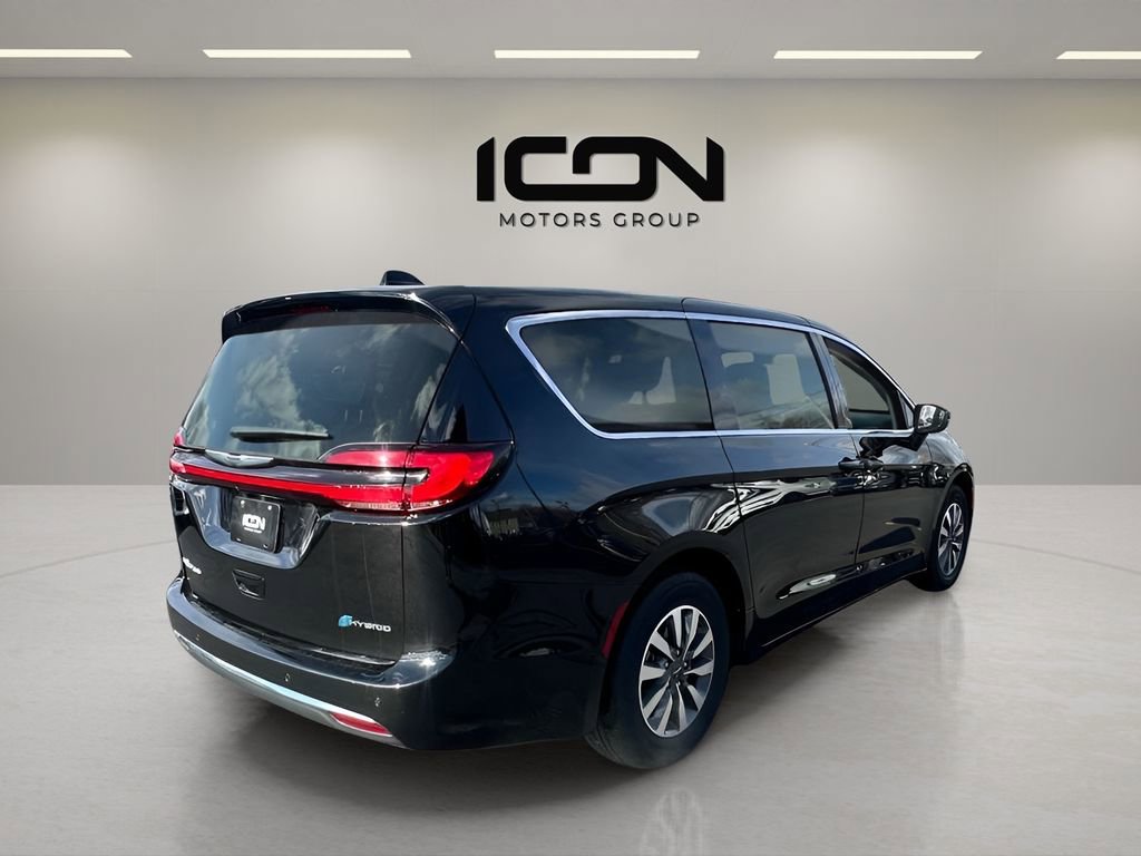 Used 2024 Chrysler Pacifica Select image 7