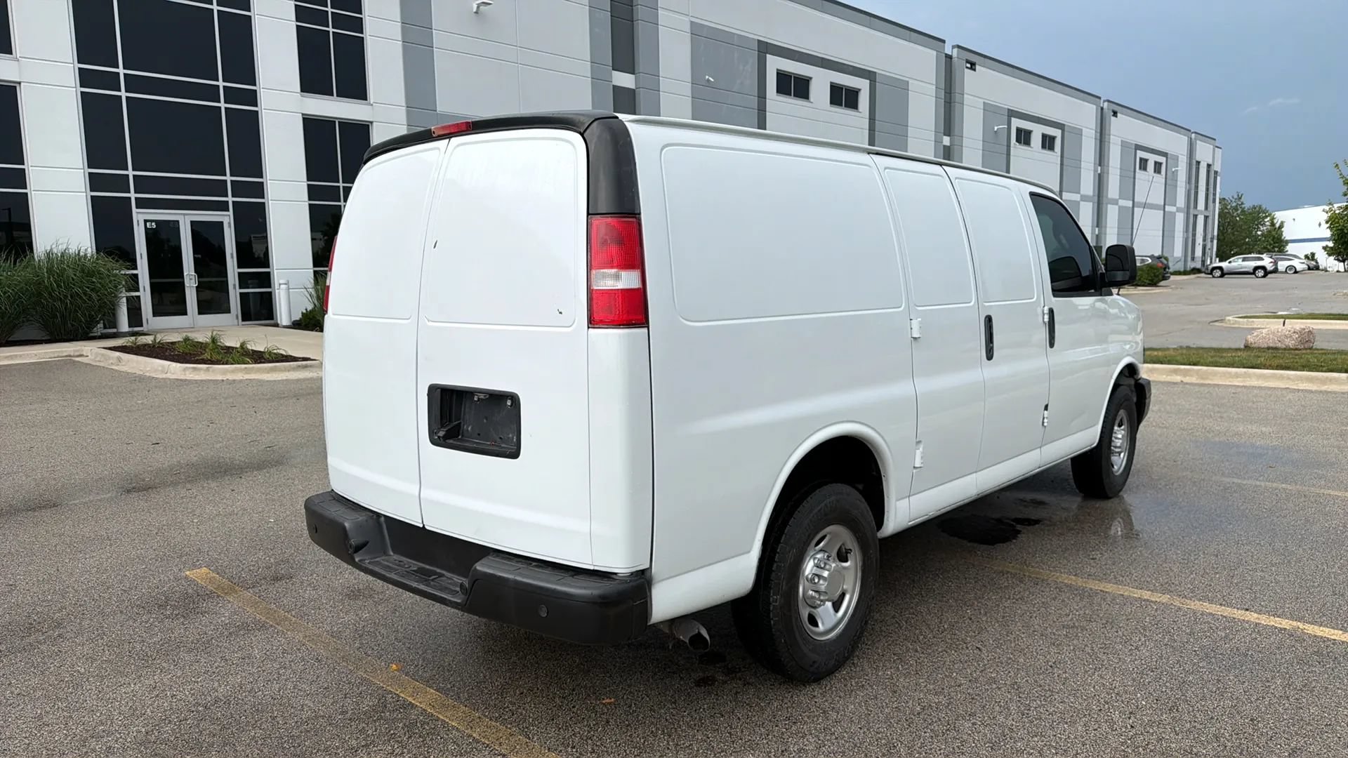 Used 2021 Chevrolet Express 3500 w/ Driver Convenience Package RWD image 5