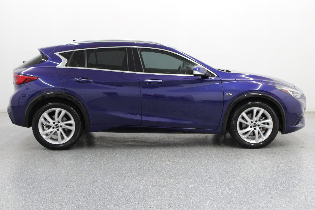 Used 2017 INFINITI QX30 Premium FWD image 2