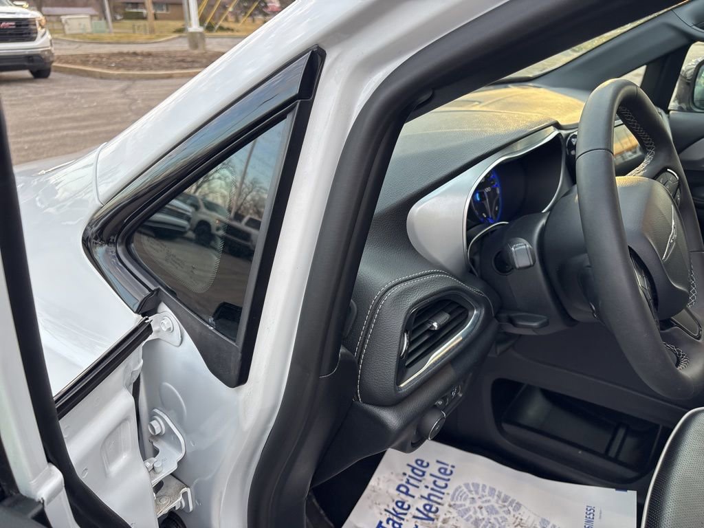 Used 2025 Chrysler Pacifica Limited image 29