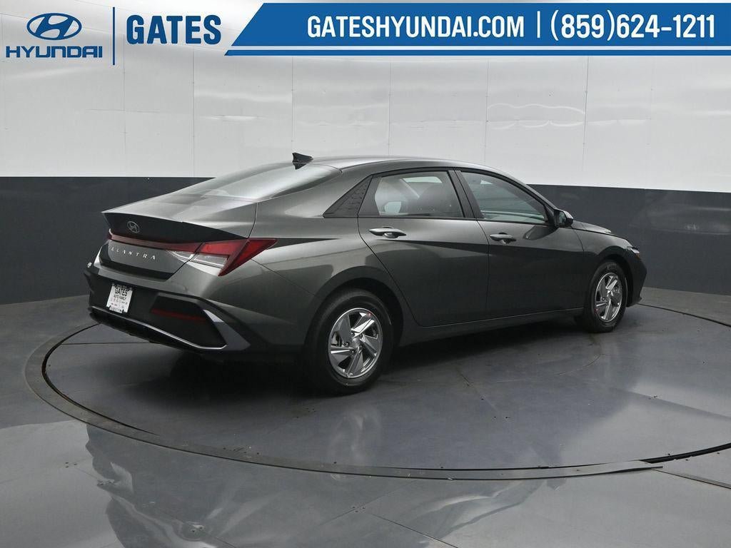 New 2026 Hyundai Elantra SE FWD image 2