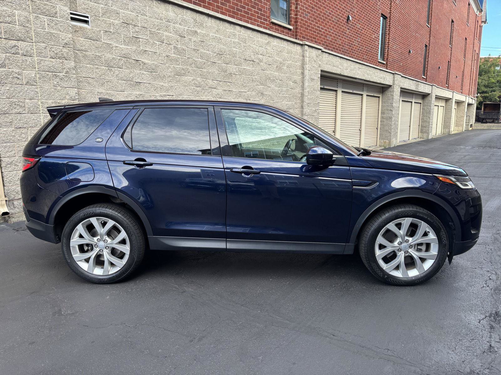 Used 2023 Land Rover Discovery Sport SE AWD/4WD image 2