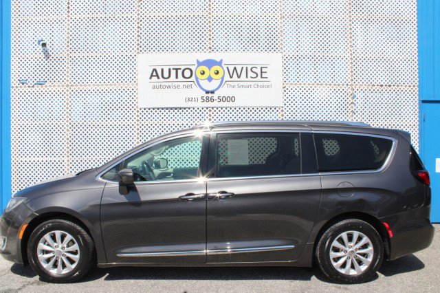 Used 2019 Chrysler Pacifica Touring-L FWD image 6