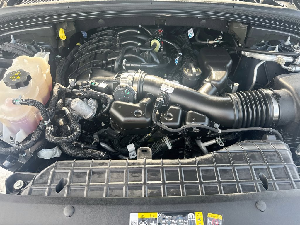 Used 2023 Jeep Grand Cherokee Laredo AWD/4WD image 37