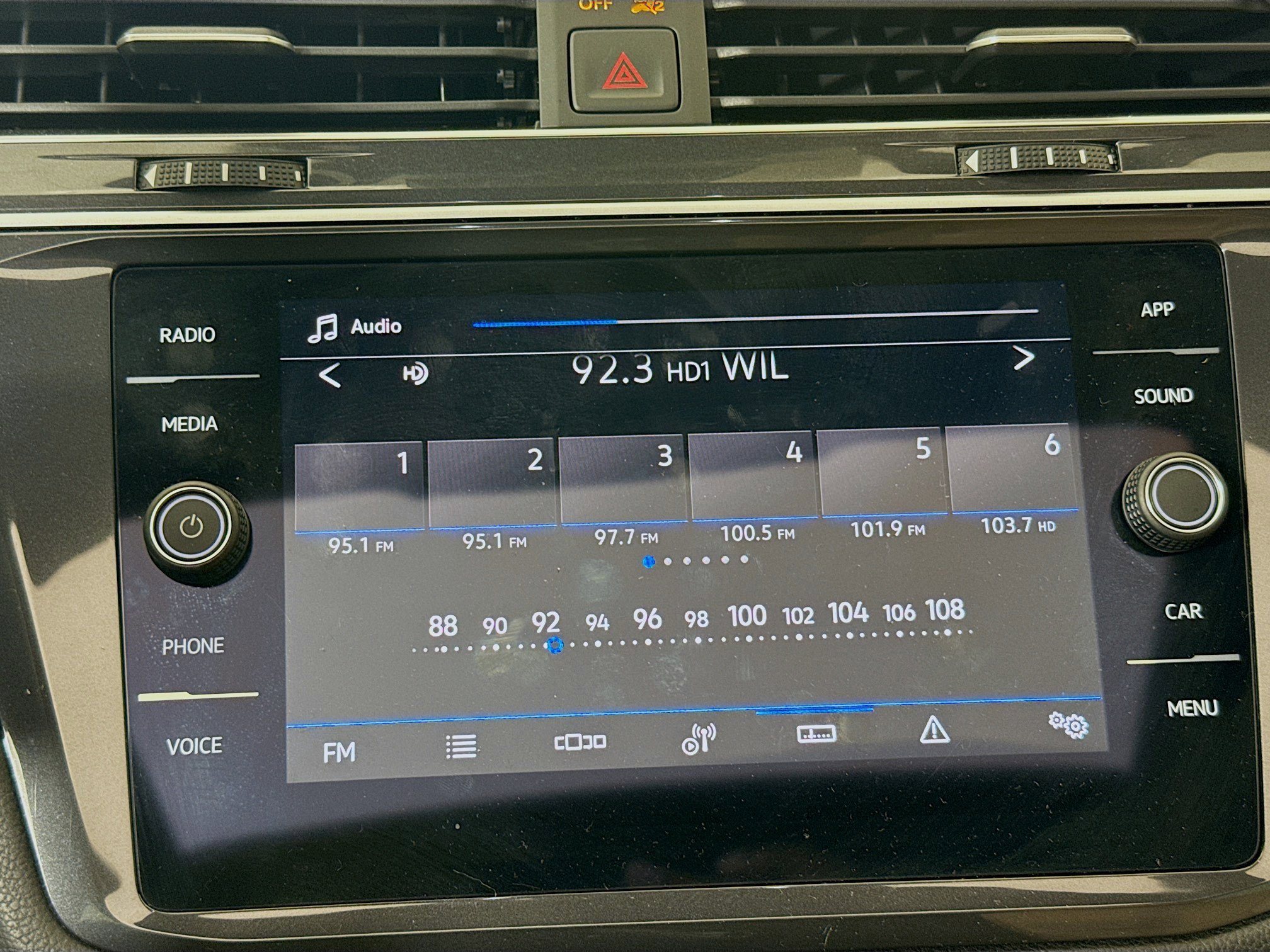 Used 2024 Volkswagen Tiguan SE image 14