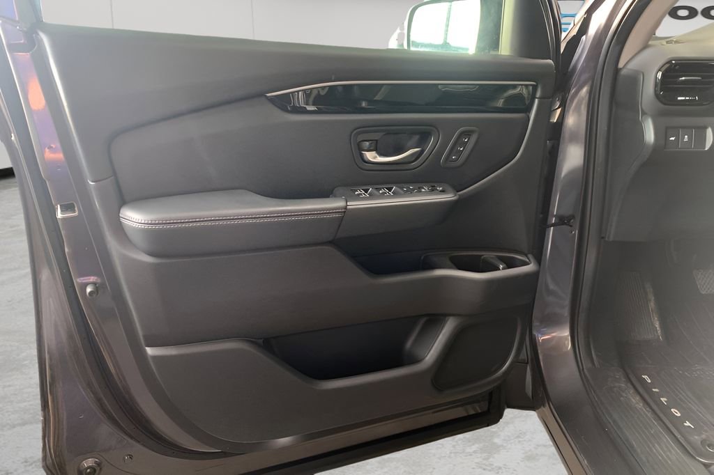 Used 2024 Honda Pilot Touring image 11