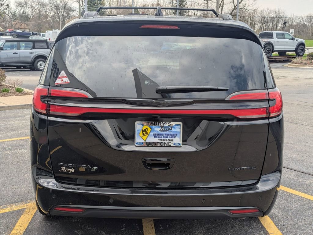 Used 2025 Chrysler Pacifica Limited FWD image 4