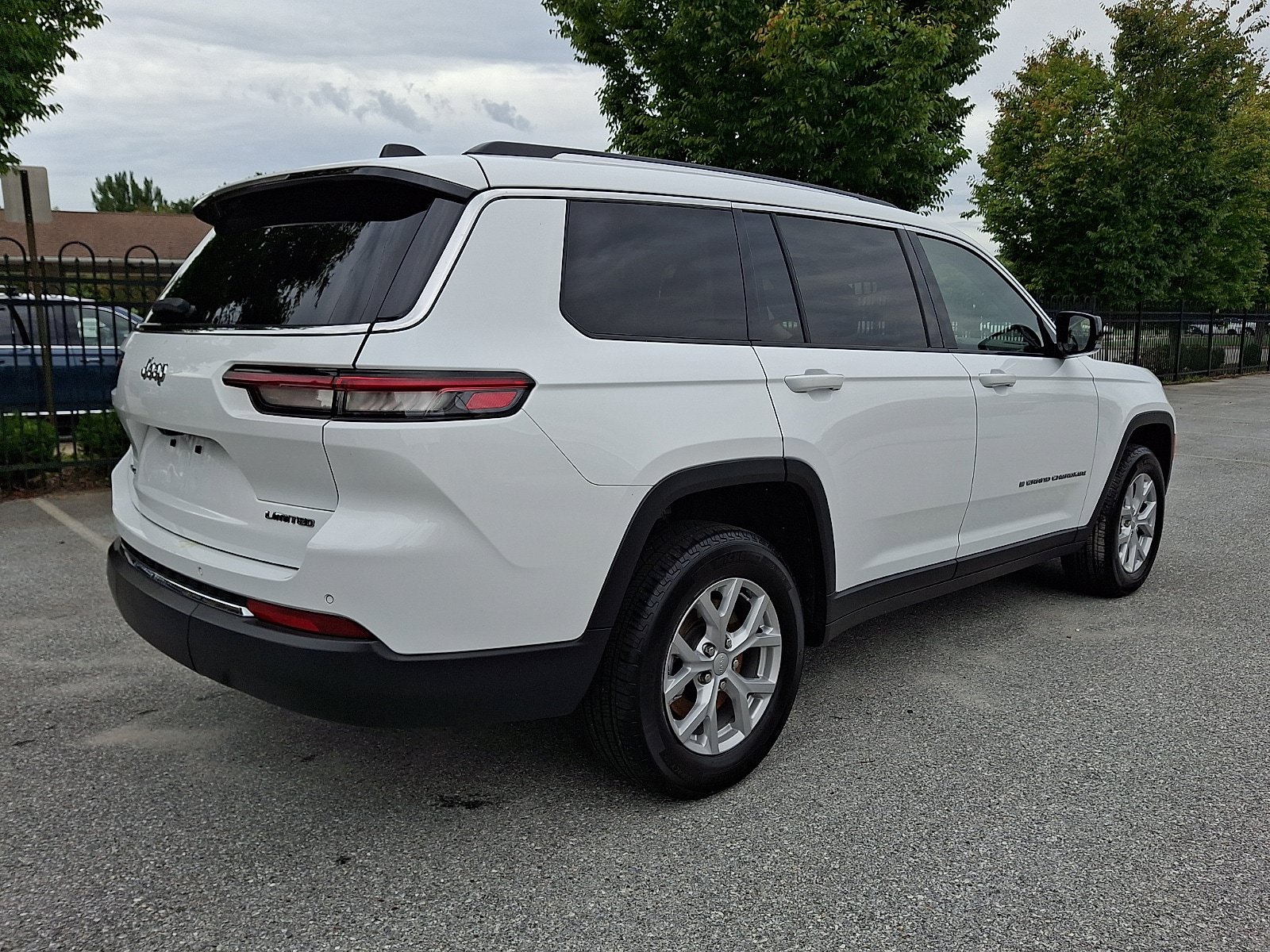 Used 2023 Jeep Grand Cherokee L Limited AWD/4WD image 6