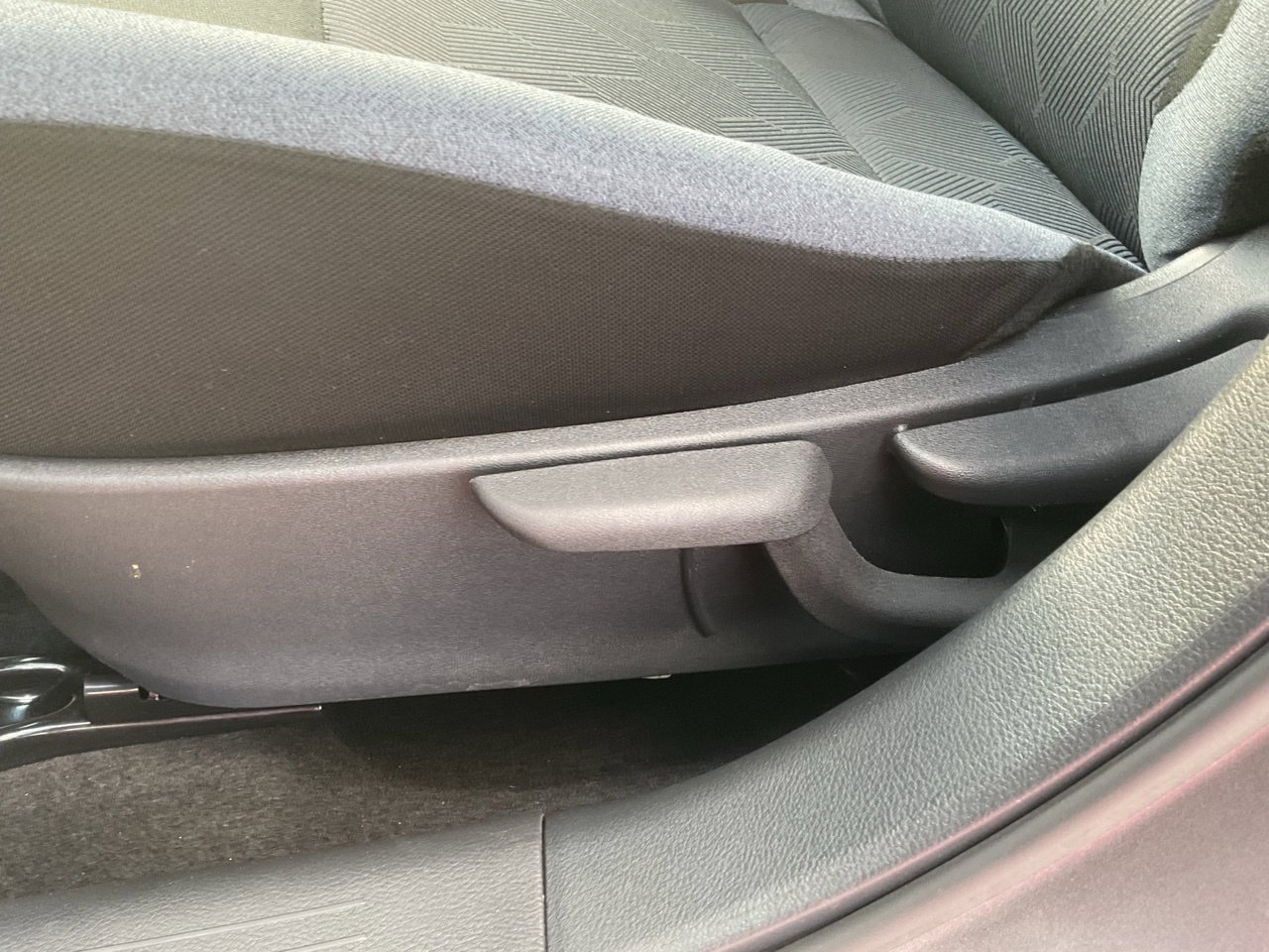 Used 2025 Nissan Versa SV FWD image 9