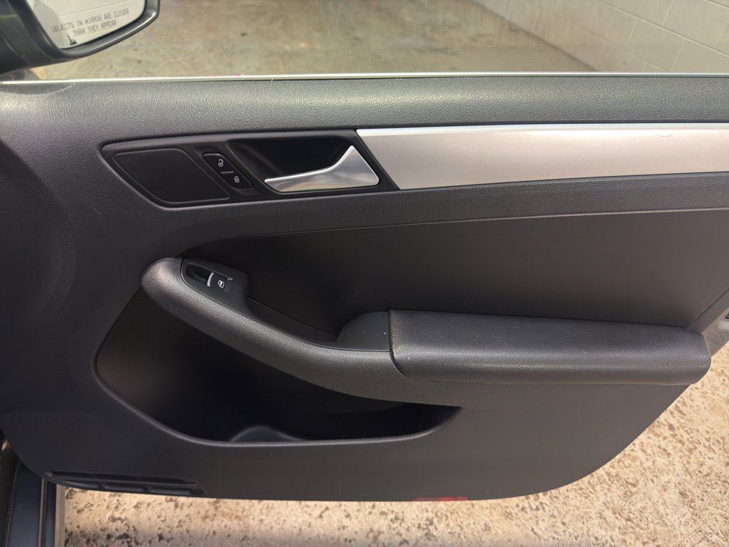 Used 2013 Volkswagen Jetta SE FWD image 21