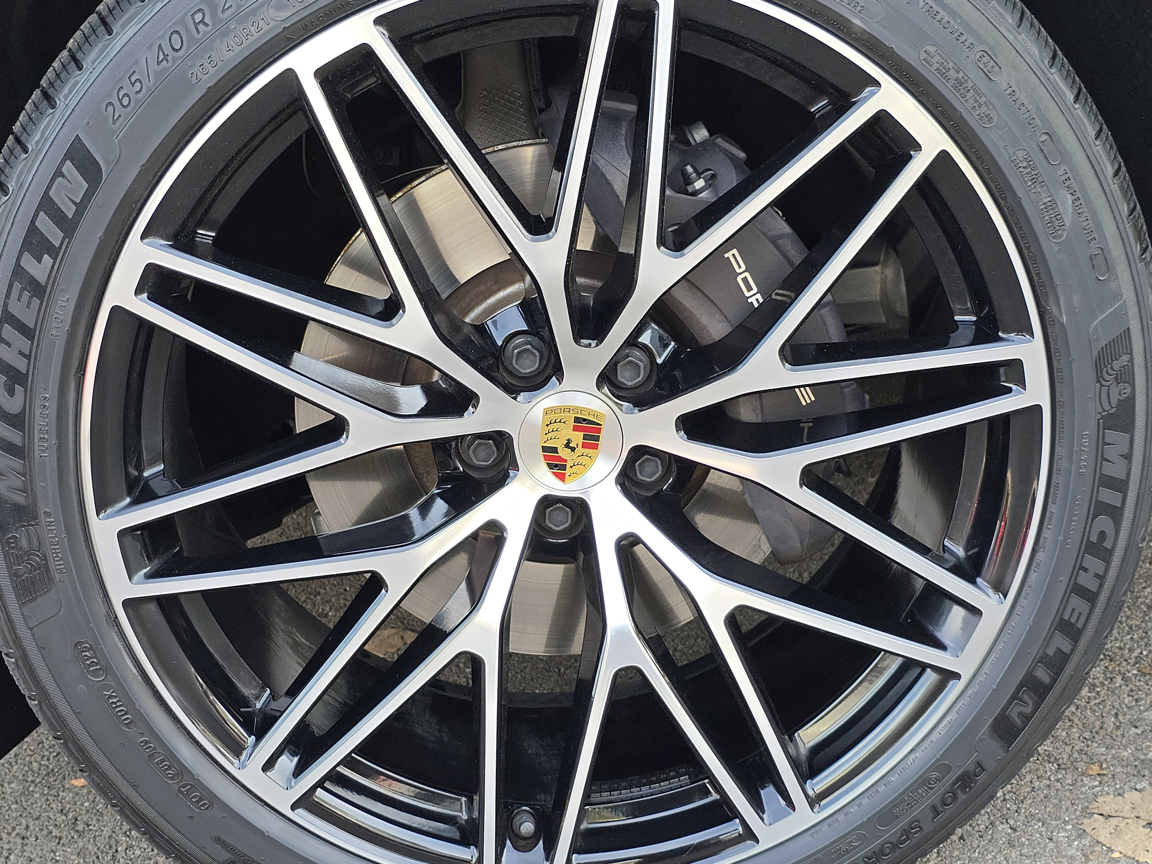 Certified 2025 Porsche Macan AWD/4WD image 12