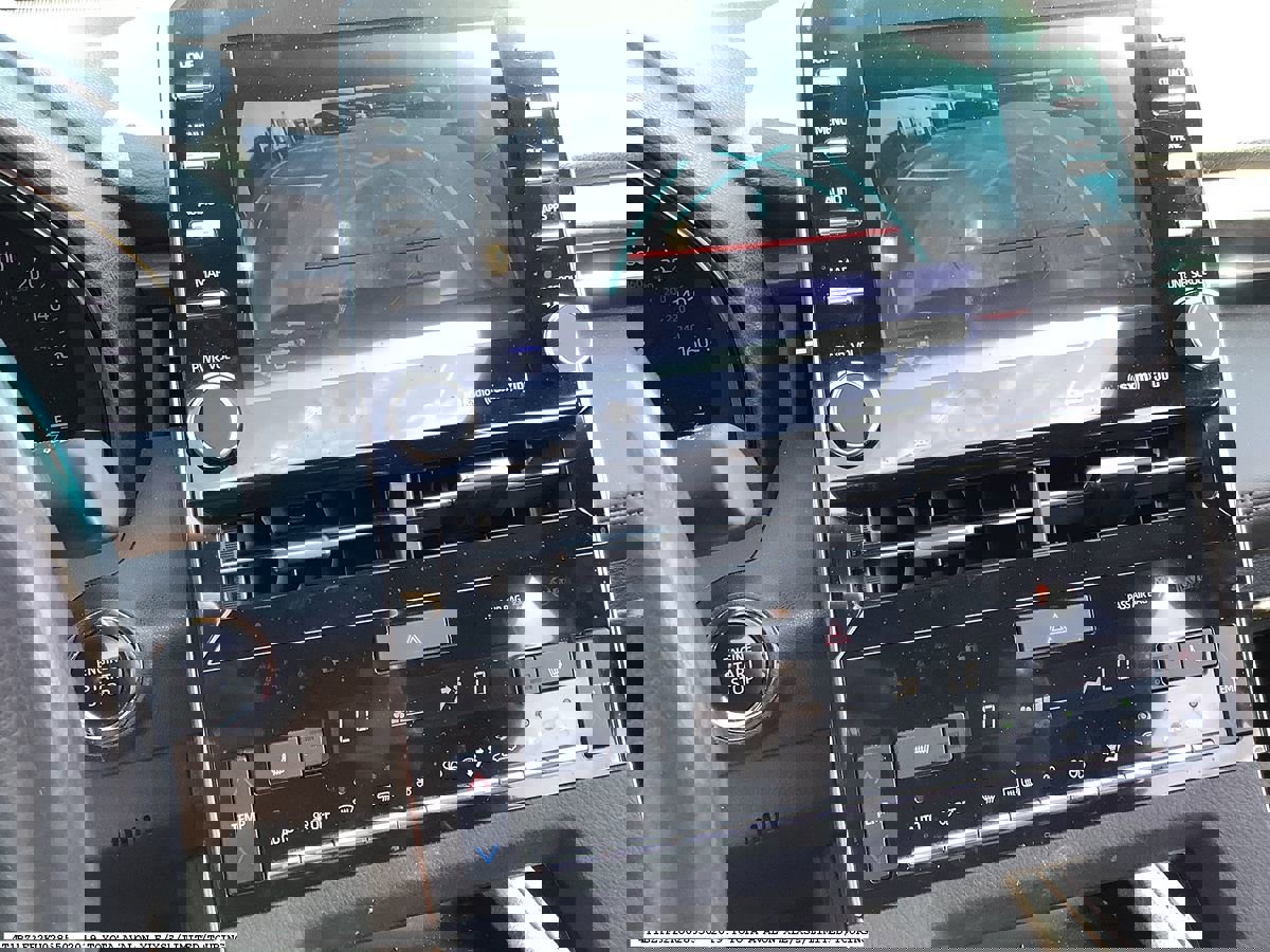 Used 2019 Toyota Avalon XLE w/ Moonroof Package image 6