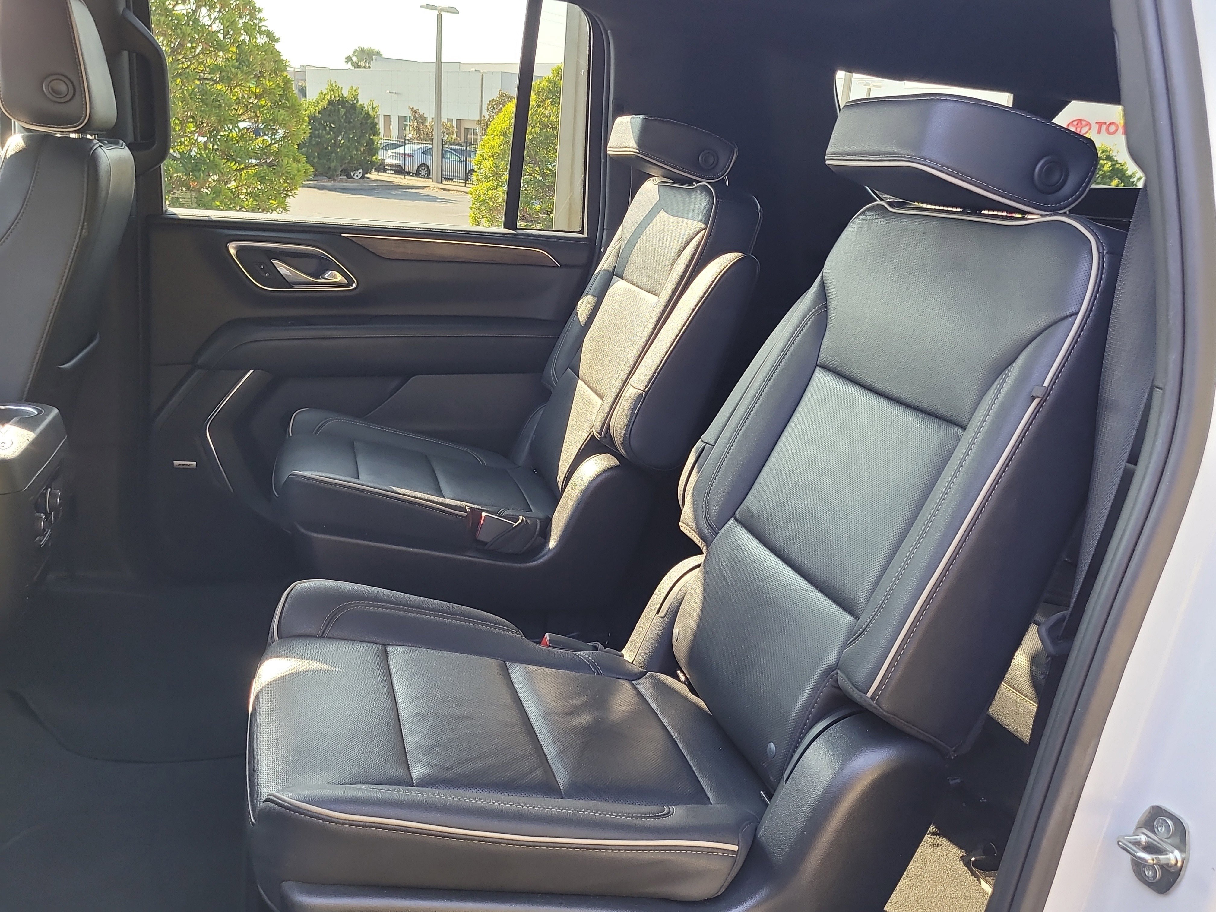 Used 2023 Chevrolet Suburban Premier image 16