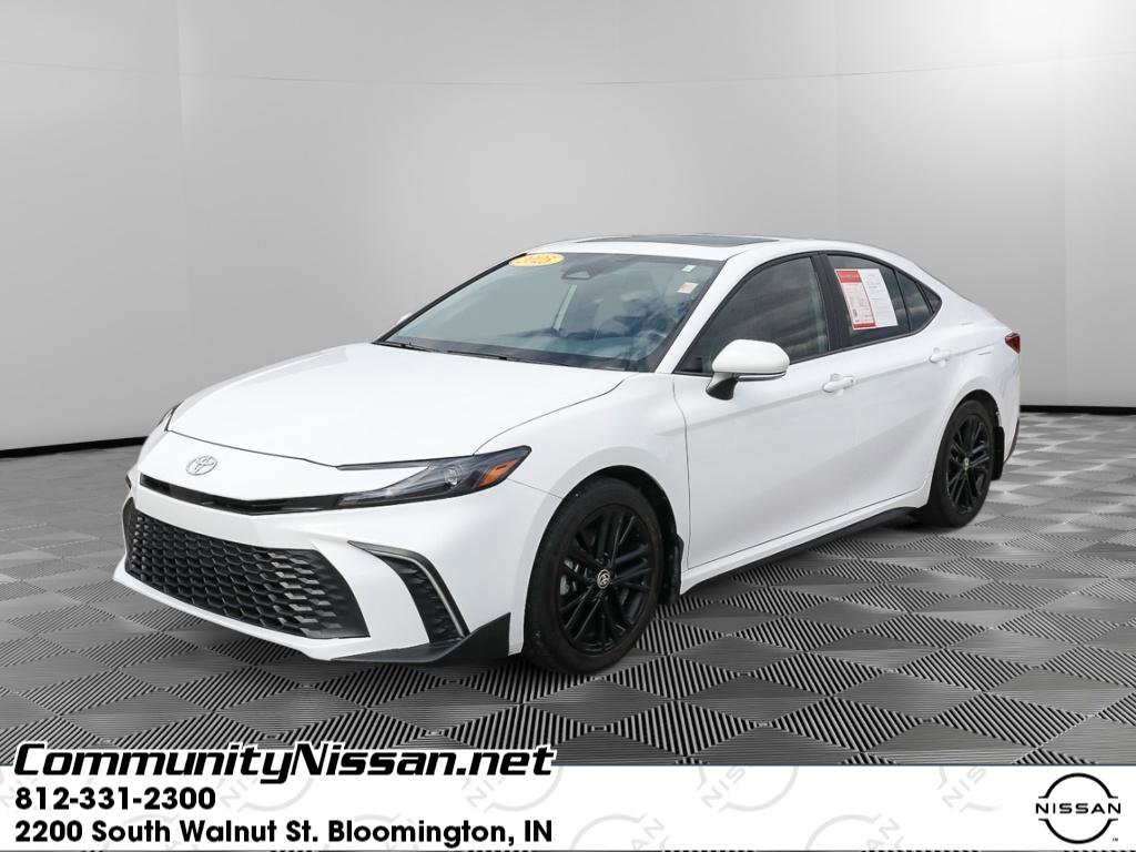 Used 2025 Toyota Camry SE image 1