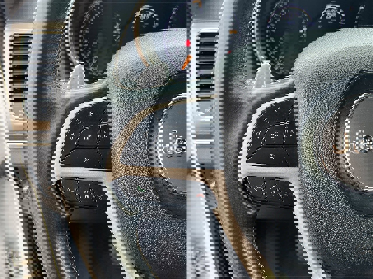 Used 2017 Jeep Grand Cherokee Limited w/ Luxury Group II image 11